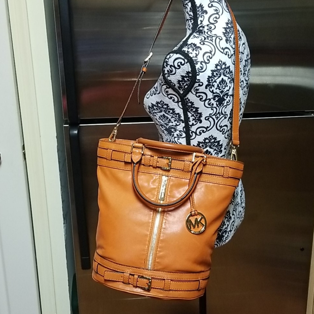 Michael Kors Bucket - Picture 3 of 16